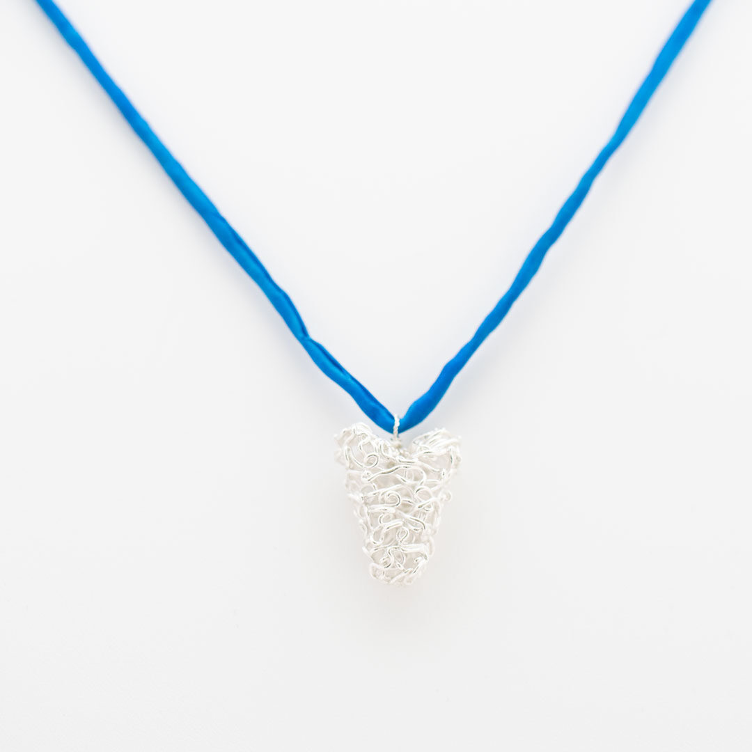 halsband med hänge av finsilver