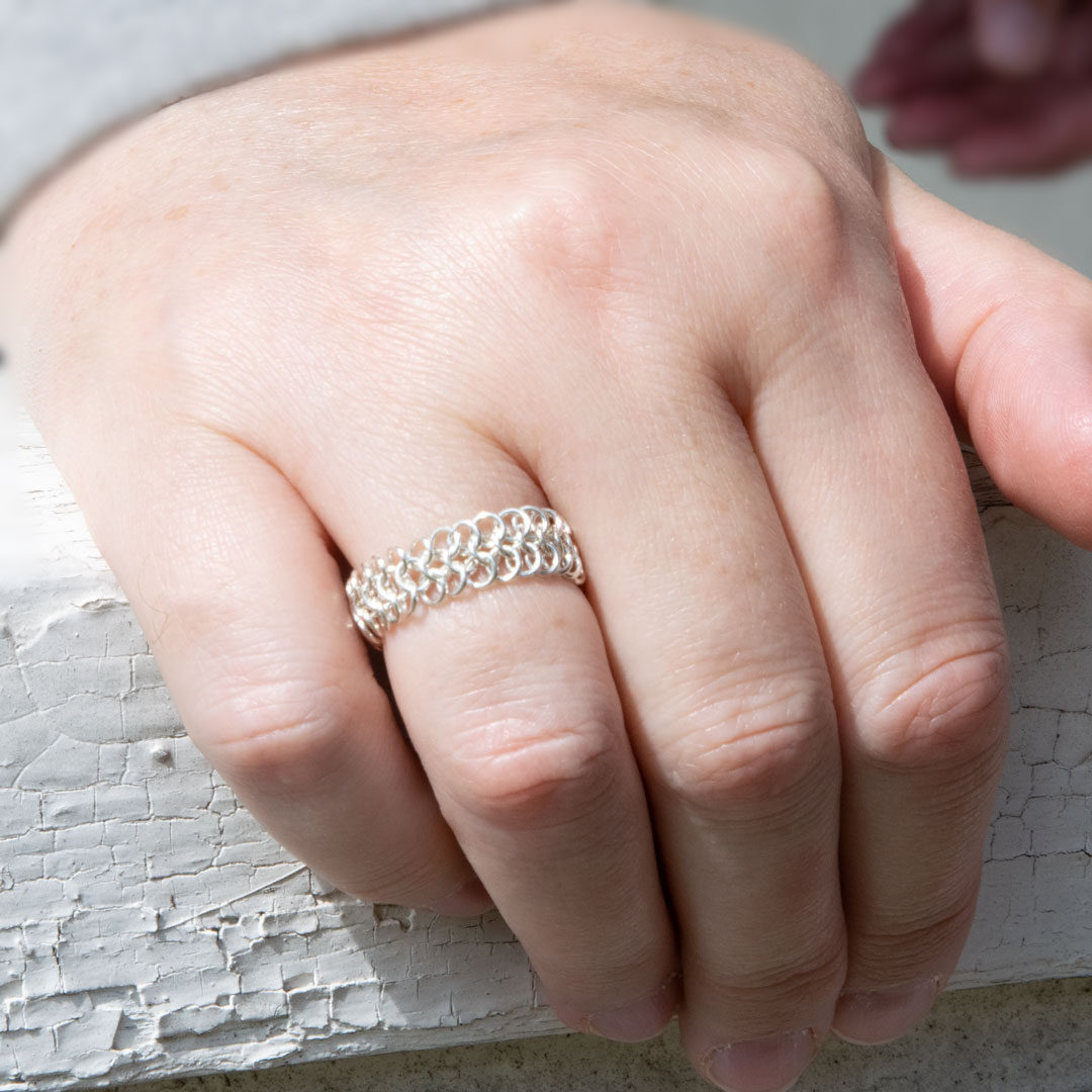 ring av silverringar på hand
