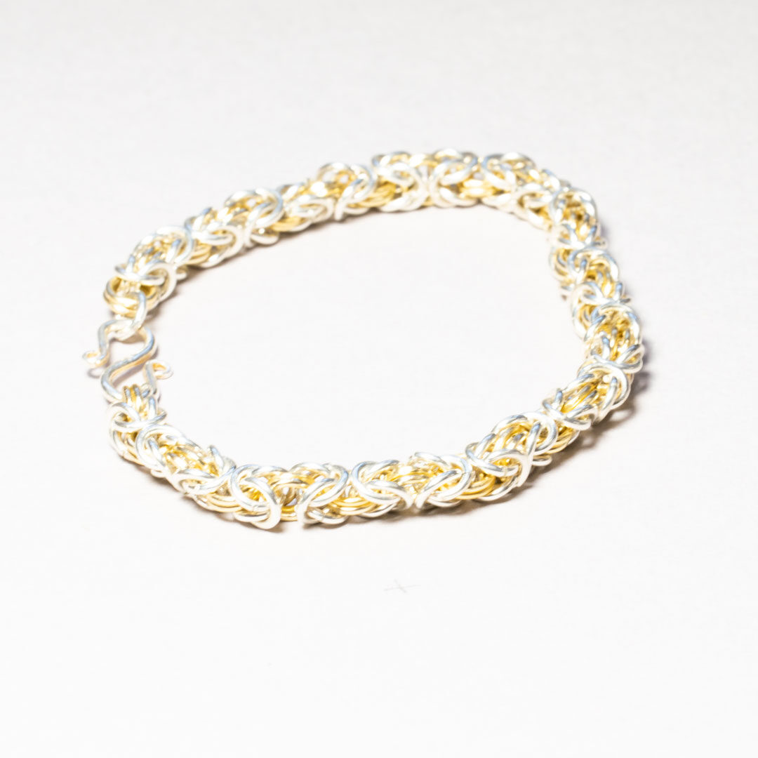 armband av silver-och aluminiumringar