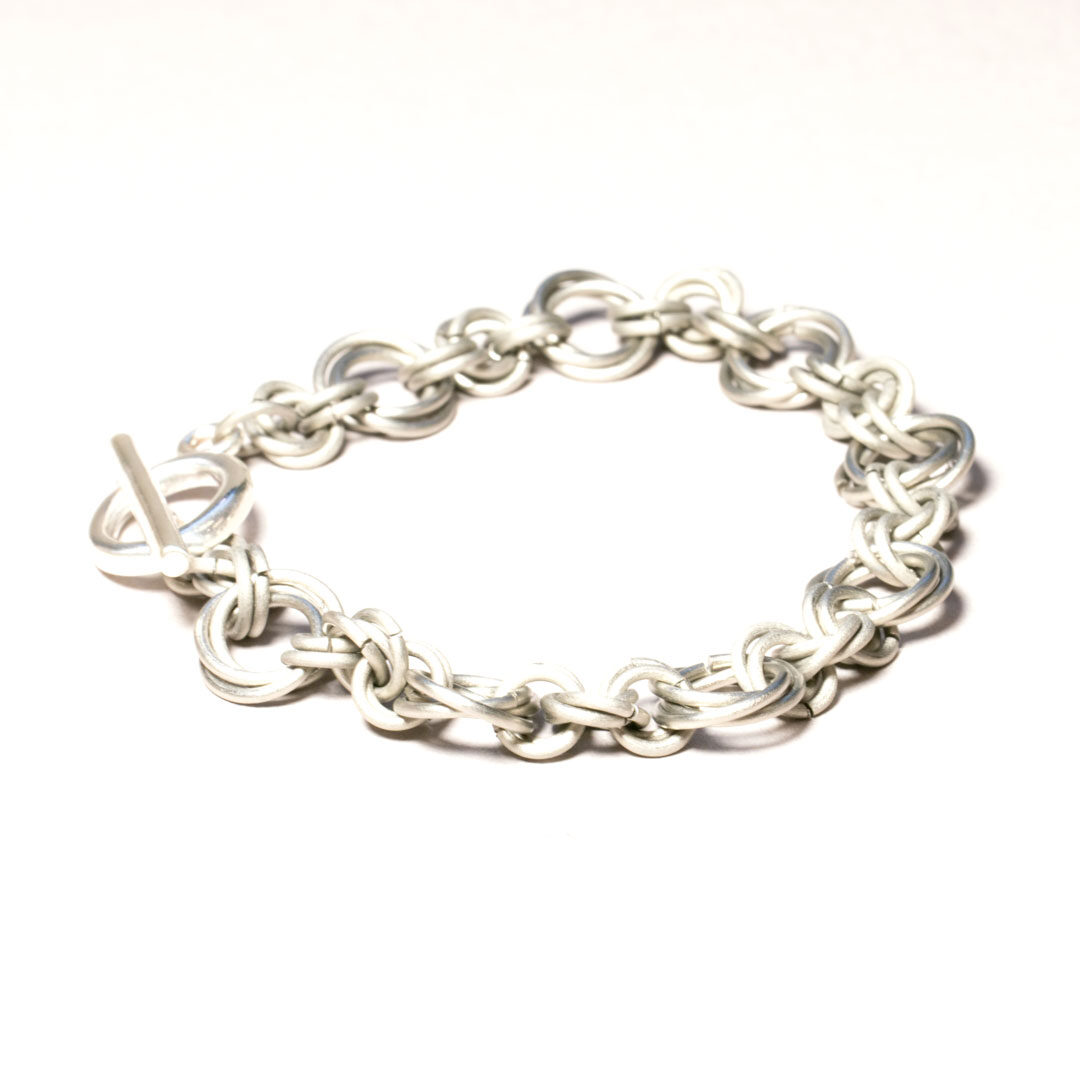 armband av titanringar