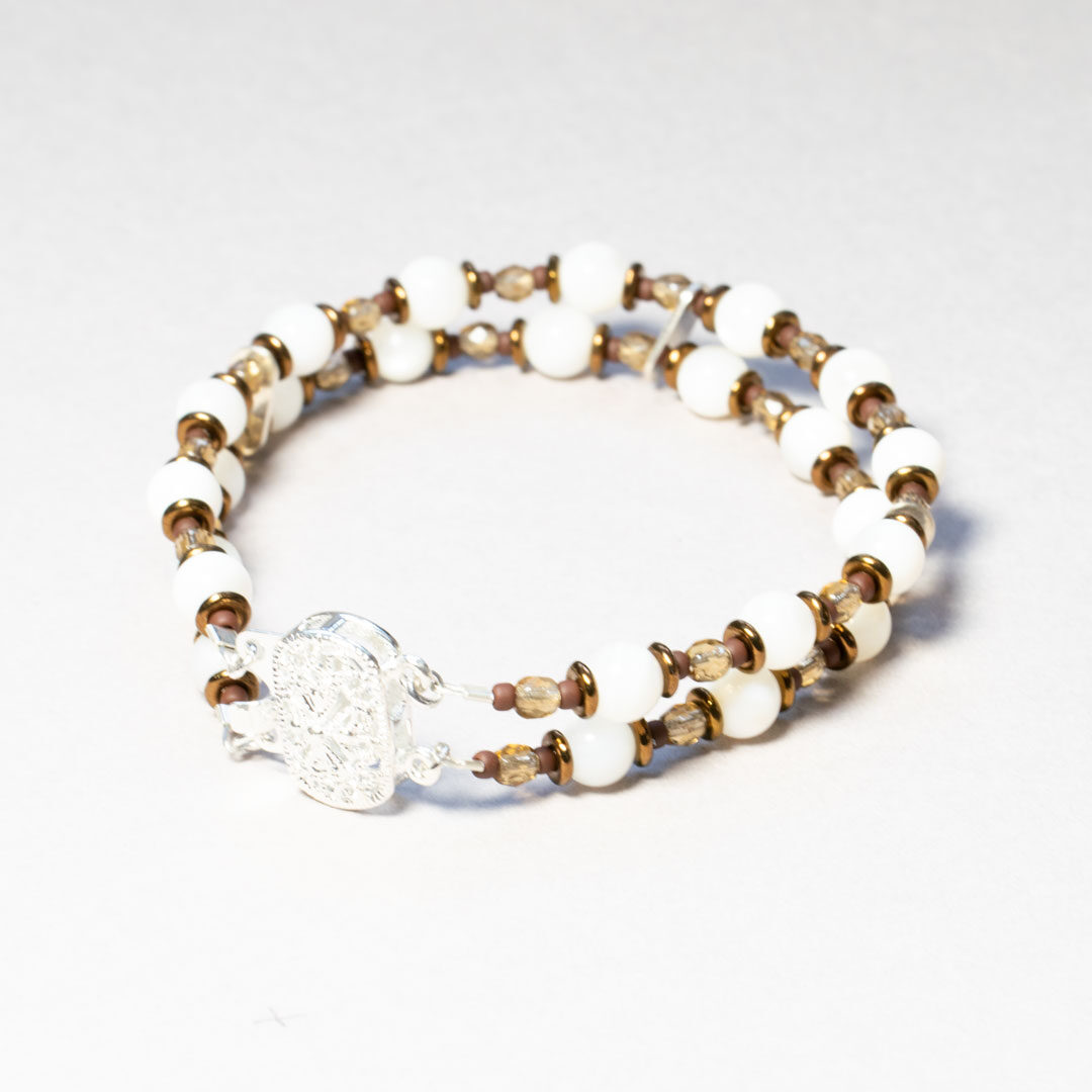 armband med månstenar