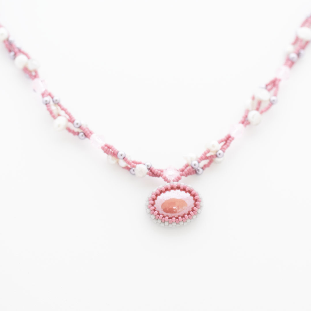 halsband med cabochon