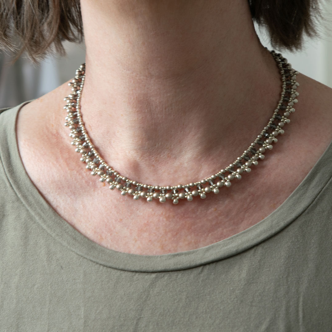 pärlhalsband-margareta-modell