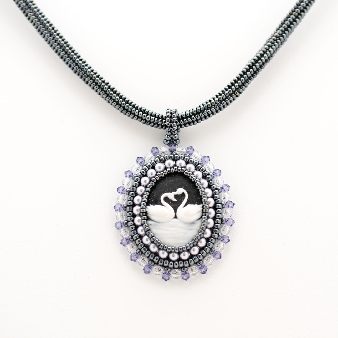 halsband cabochon med svanar
