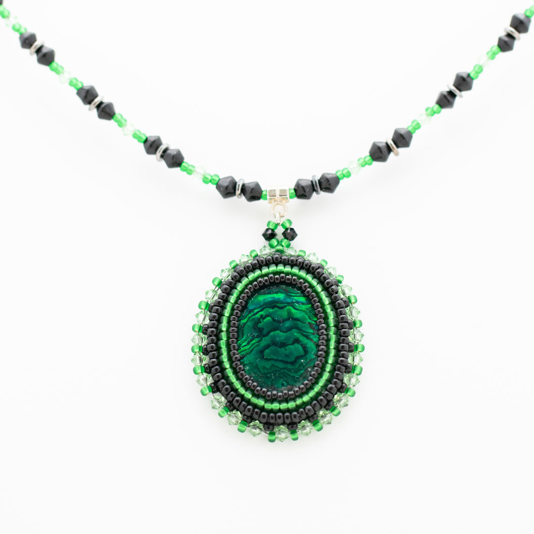 halsband-med-grön-cabochon
