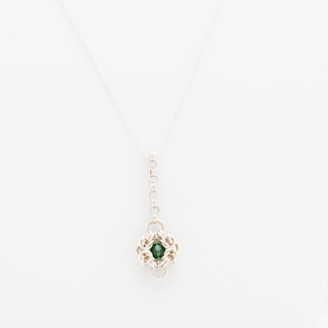 halsband med grön kristall