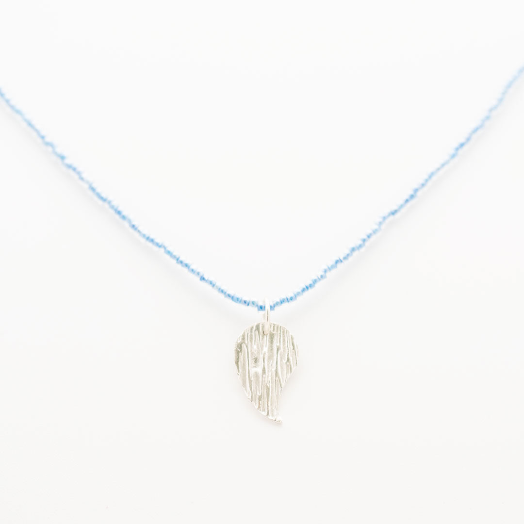 halsband med mönstrat silverhänge