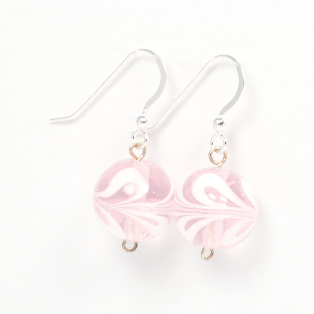 örhängen med rosa glaspärla