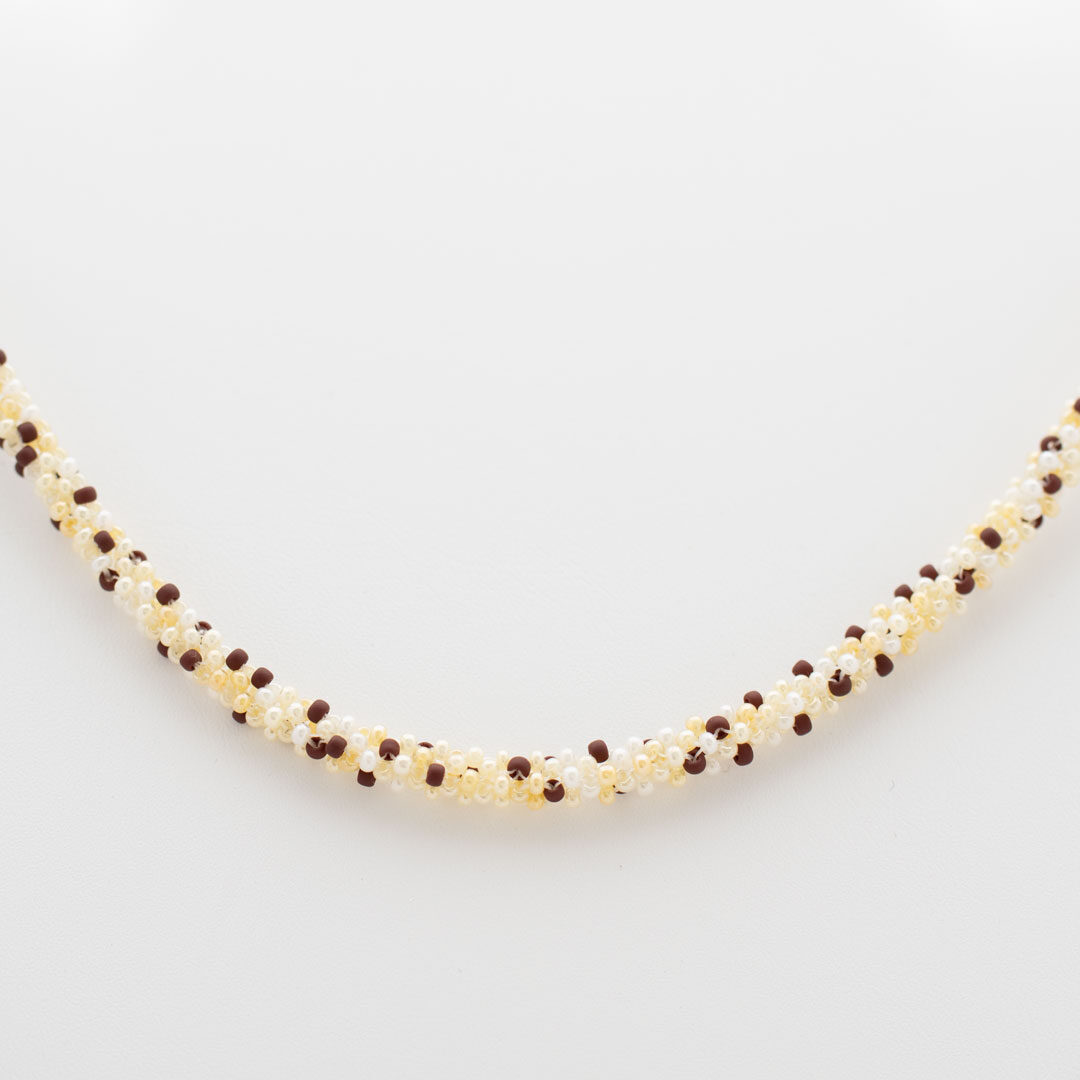pärlhalsband av seedbeads
