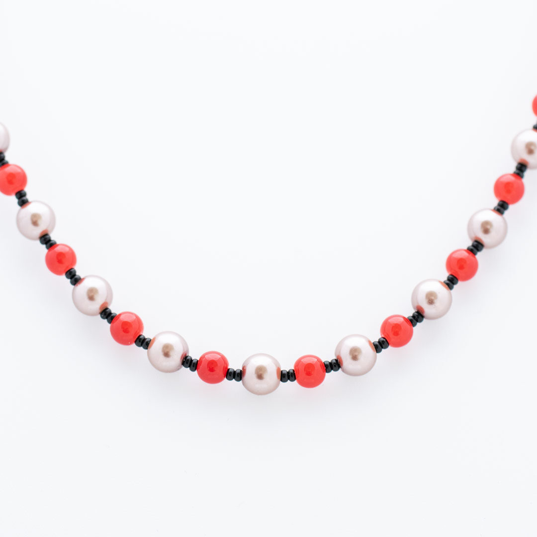 pärlhalsband med röda och rosa pärlor