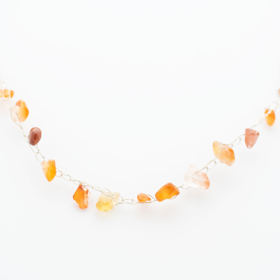 virkat-silverhalsband-med-karneoler