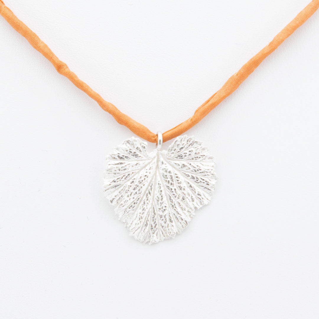 halsband-sommarblad